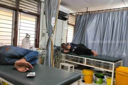 71 Warga Surabaya Keracunan Setelah Makan Olahan Daging Kurban Sejumlah warga tergeletak lemas di Puskesmas Tanah Kali Kedinding, Surabaya (foto: dok beritajatim.com)