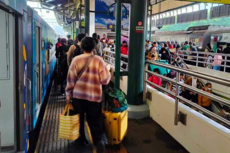Gangguan Operasional KA Pangrango Akibat Longsor, PT KAI Ganti Tiket Penumpang 100 Persen Ilustrasi layanan kereta PT KAI