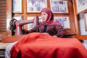 Gubernur Khofifah mencoba mesin jahit milik Fatmawati