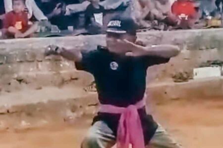 Pendekar Silat Asal Bangkalan Meninggal Saat Tampil Memperagakan Jurusnya Aksi terakhir Monaki. Foto ini merupakan tangkapan layar video salah satu penonton yang hadir dalam peragaan silat acara di acara paguyuban pencak silat Bhinneka Tunggal Ika.