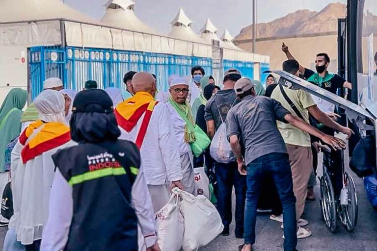 Jemaah haji saat mulai meninggalkan Mina (foto: Dok Kemenag)