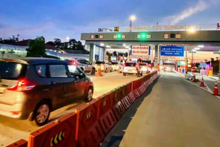 Volume lalu lintas kendaraan yang melintas di Jalan Tol Trans Sumatera pada 28 Juni hingga 2 Juli meningkat hingga 20 persen dibanding kondisi normal.