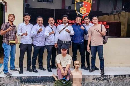 Popo Barbie alias Emboy Yasandra bersama manekinnya setelah diamankan Polres Kerinci (foto: Dok Polres Kerinci)