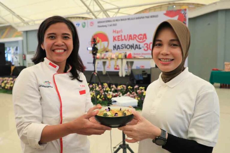 Hari Keluarga Nasional, Saatnya Memperkuat Tradisi Makan Bersama Keluarga dalam Satu Meja Siti Atikoh saat menghadiri acara Gerakan Kembali ke Meja Makan Melalui Sarapan Pagi Bergizi, di Main Dining Hal, Stadion Jakabaring, Palembang