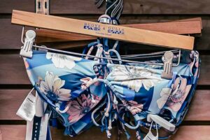 Hari Ini Dalam Sejarah, Dunia Mulai Mengenal Bikini sebagai Produk Fashion Bergengsi Bikini di sebuah etalase toko produk fashion (foto: Ruben Valenzuela, unsplash)