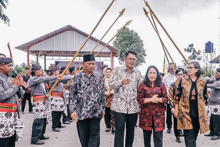 Delegasi Asean Women Peace and Security bersama Menteri PPPA RI Bintang Puspayoga saat berkunjung di Kalurahan Wedomartani, Ngemplak, Kabupaten Sleman, Jawa Tengah