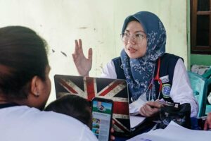 Pengalaman Gabung dengan Relawan RSTKA di NTT, Melihat Persoalan Kesehatan yang Beda di Tiap Kota Dokter Diah Ayu Pitaloka, saat memberikan pelayanan kesehatan di NTT