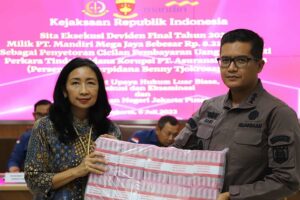 Kasus Jiwasraya, Kejagung Sita Uang Tunai Senilai Rp8,2 Miliar Petugas menunjukkan uang tunai senilai Rp 8.216.084.561, hasil Deviden Final Tahun Buku 2022 dari penyitaan saham PT Mandiri Mega Jaya.