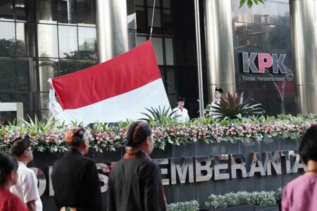 Upacara peringatan Hari Kemerdekaan RI di halaman Gedung Merah Putih KPK, Jakarta