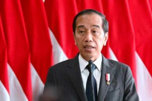 Presiden Jokowi Ajak Negara ASEAN Bersinergi Atasi Kejahatan Lintas Batas Presiden Jokowi saat memberikan keterangan pers sebelum lepas landas ke Afrika dari Bandar Udara Internasional Kualanamu, Kabupaten Deli Serdang, Provinsi Sumatra Utara (foto: Dok BPMI Setpres)