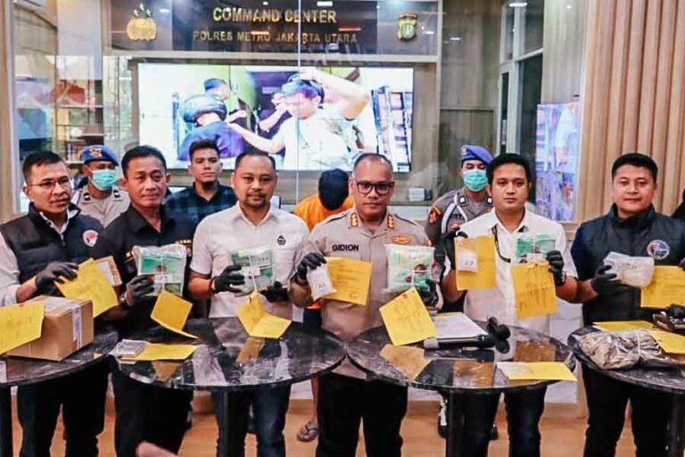Petugas Polres Metro Jakarta Utara menunjukkan barang bukti sabu senilai Rp 5 miliar yang dibawa kurir berinisial RD (foto: Humas Polri)
