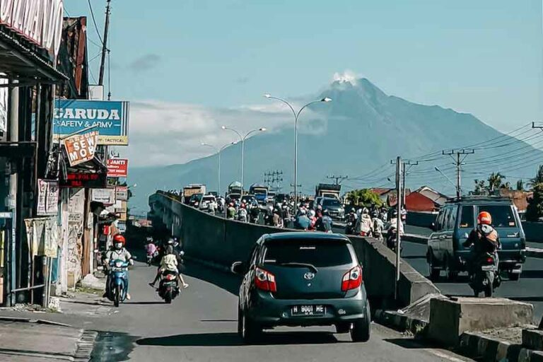 Ilustrasi Gunung Merapi (foto: mhd vvn, unsplash)