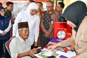 Gubernur Khofifah saat meninjau penyaluran bansos di Kecamatan Labang, Kabupaten Bangkalan