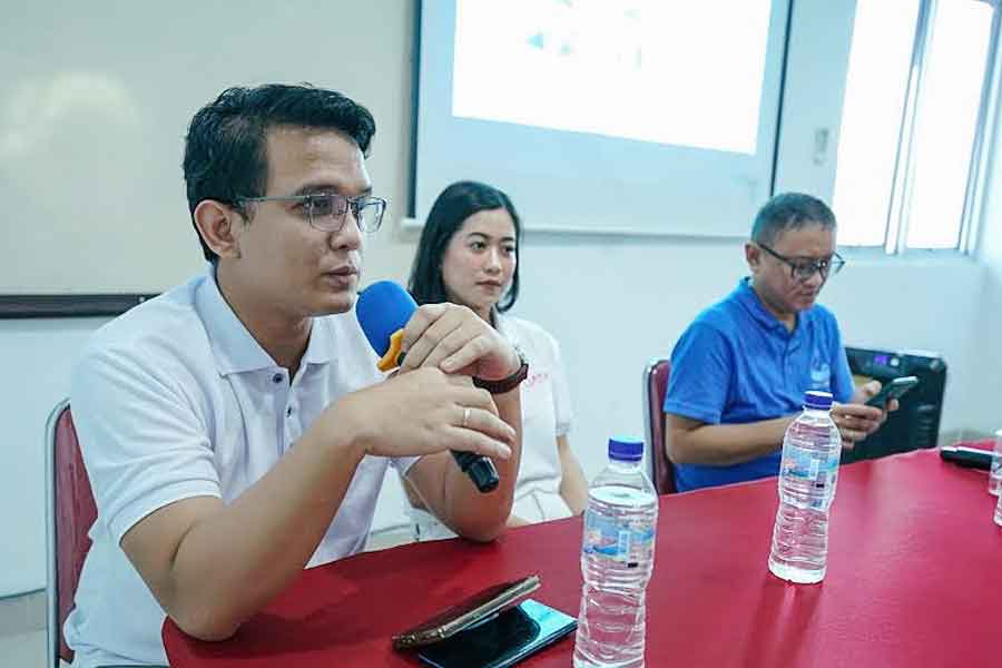 Compliance Manager Indodana Okkie Armando Saragih (kiri) saat berbicara di depan peserta NEXT GEN - FINTECH di Politeknik eLBajo Commodus, Labuan Bajo, Nusa Tenggara Timur 