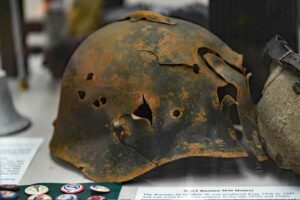 Helm yang digunakan tentara Rusia saat Perang Dunia ke-2. Helm ini konon ditemukan di kawasan diduga terjadinya Pertempuran Stalingrad. Helm ini disimpan di Australian Armour and Artillery Museum, Cairns (foto: David Clode, unsplash)