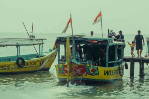 5 Pantai Pilihan di Jepara, Jejak Sejarah Nusantara yang Menghampar Indah Perahu wisata di Pantai Bandengan atau Pantai Tirto Samudro (foto: Redicul Pict, unsplash)