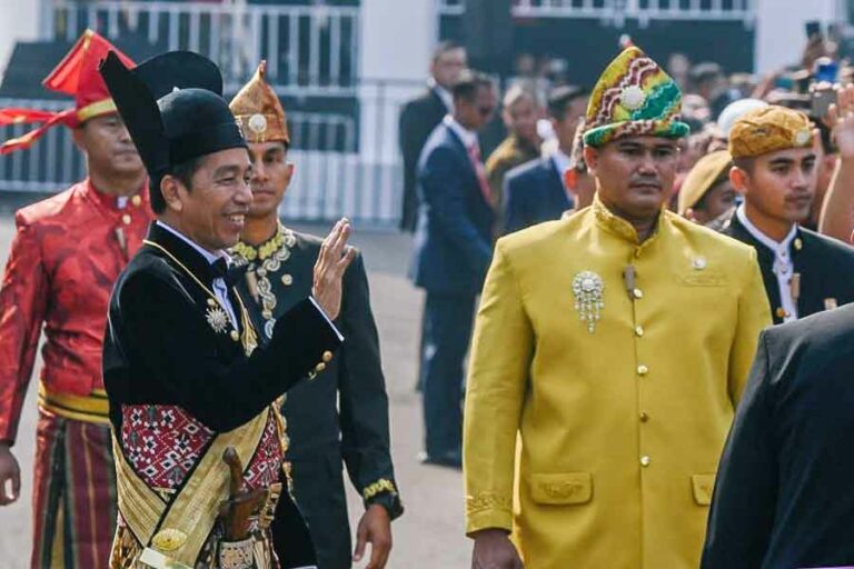 Presiden Jokowi mengenakan Ageman Songkok Singkepan Ageng dari Keraton Kasunanan Surakarta Hadiningrat (foto: infopublik)