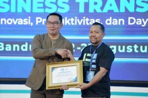 Ridwan Kamil bersama Ketua Umum AMSI Wenseslaus Manggut di Indonesia Digital Conference 2023, Bandung