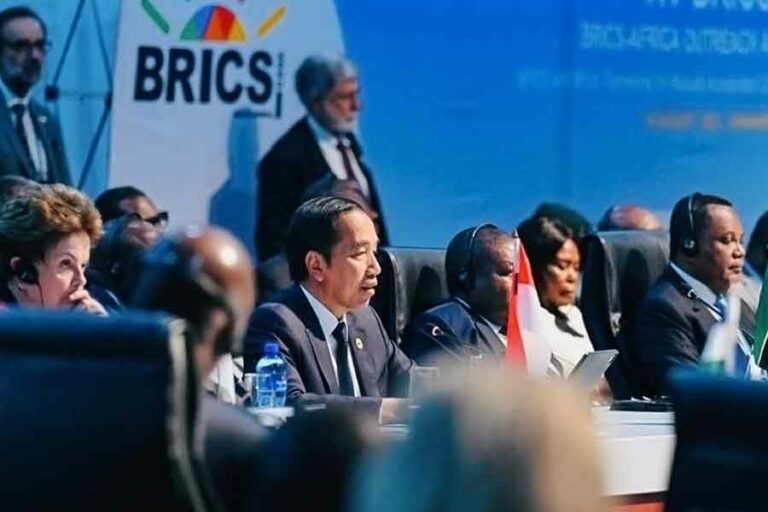 Jokowi: Diskriminasi Perdagangan harus Ditolak, Industri Dalam Negeri tidak boleh Dihambat Presiden RI Joko Widodo dalam sesi BRICS-Africa Outreach and BRICS Plus Dialogue, KTT BRICS ke-15 yang digelar di Sandton Convention Center, Johannesburg, Republik Afrika Selatan (foto: Dok BPMI Setpres)