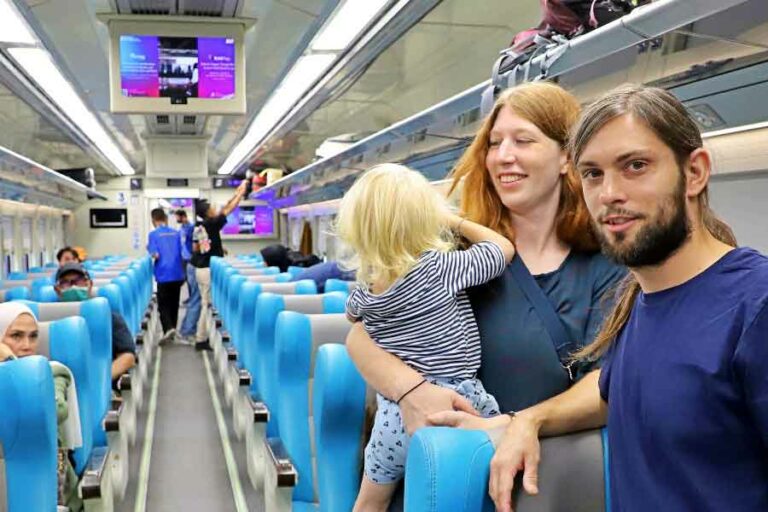 WNA Penumpang KAI Naik 82 Persen, Keberangkatan Favorit Stasiun Gambir WNA pengguna layanan KAI