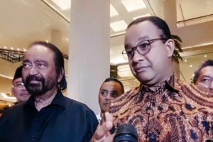 Anies Baswedan bersama Surya Paloh saat memberikan keterangan pers