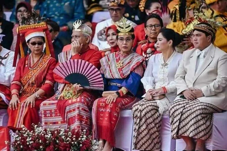 Menkeu Sri Mulyani Indrawati mengenakan pakaian adat dari Soe, Kabupaten Timor Tengah Selatan, NTT foto: infopublik)