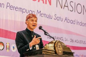 Bicara dalam Kongres Perempuan Nasional, Ganjar: Suara Perempuan Perlu Diperhitungkan Gubernur Jawa Tengah, Ganjar Pranowo, saat berbicara dalam Kongres Perempuan Nasional yang diadakan di Gedung Prof Sudharto, Universitas Diponegoro (Undip), Semarang