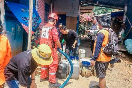 PMI Kabupaten Bekasi Bantu Ribuan Liter Air Bersih untuk Warga Terdampak Kekeringan