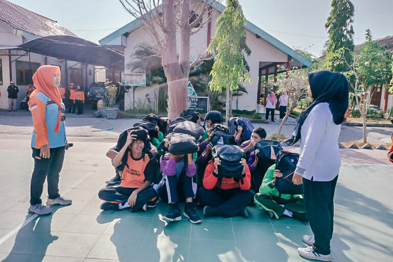 Kegiatan bermain sambil belajar penanganan bencana di SMKN 1 Lengkong, Desa Banjar Dowo, Kecamatan Lengkong, Kabupaten Nganjuk.