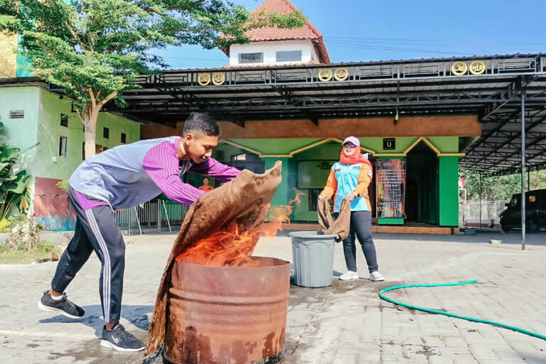 Kegiatan bermain sambil belajar penanganan bencana di SMKN 1 Lengkong, Desa Banjar Dowo, Kecamatan Lengkong, Kabupaten Nganjuk.