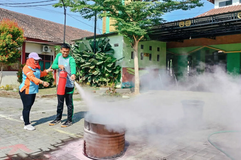 Kegiatan bermain sambil belajar penanganan bencana di SMKN 1 Lengkong, Desa Banjar Dowo, Kecamatan Lengkong, Kabupaten Nganjuk.