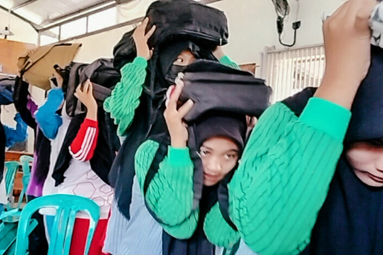 Kegiatan bermain sambil belajar penanganan bencana di SMKN 1 Lengkong, Desa Banjar Dowo, Kecamatan Lengkong, Kabupaten Nganjuk.