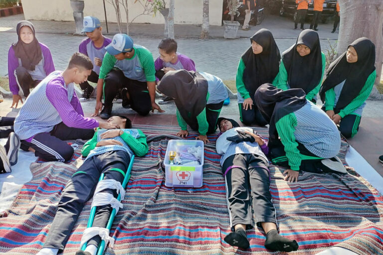 Kegiatan bermain sambil belajar penanganan bencana di SMKN 1 Lengkong, Desa Banjar Dowo, Kecamatan Lengkong, Kabupaten Nganjuk.