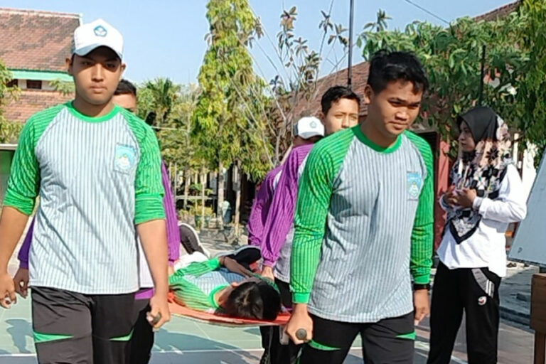 Kegiatan bermain sambil belajar penanganan bencana di SMKN 1 Lengkong, Desa Banjar Dowo, Kecamatan Lengkong, Kabupaten Nganjuk.