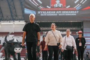 Ganjar Pranowo dan Puan Maharani saat meninjau kesiapan lokasi Apel Siaga Konsolidasi Pemenangan PDI Perjuangan Jawa Tengah di Stadion Jatidiri, Semarang