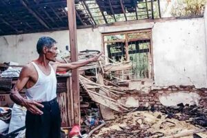 Gara-gara Balita Main Korek Api, Gudang di Magetan Terbakar bersama Gabah dan Kayu Jati Sarmin dan gabah miliknya yang terbakar. (foto: dok beritajatim.com)