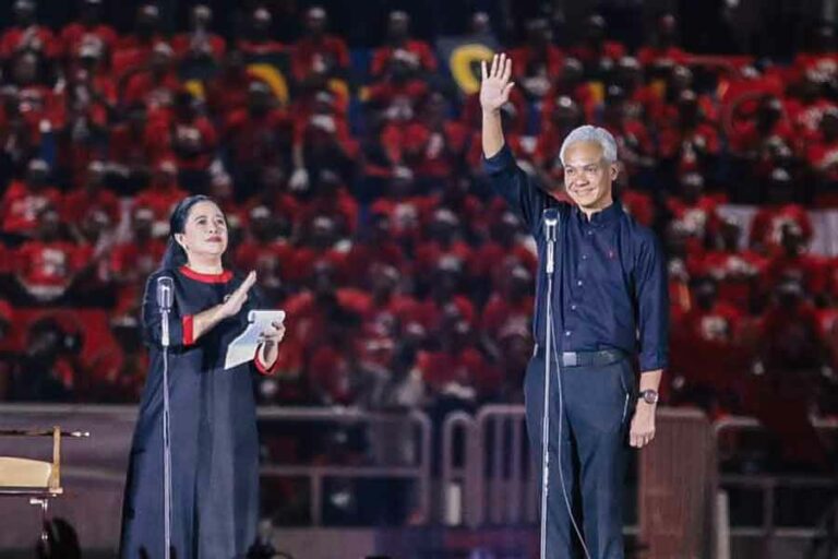Ganjar Pranowo dan Puan Maharani di Apel Siaga Konsolidasi Pemenangan PDI Perjuangan Jawa Tengah di Stadion Jatidiri, Semarang