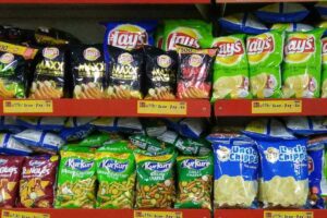 Berbagai produk makanan dalam kemasan di mini market (foto: Digital Amar, unsplash)