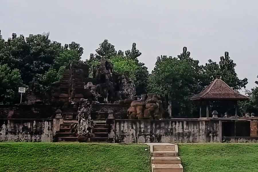 Gua Sunyaragi, juga dikenal sebagai Taman Sari Guwa Sunyaragi