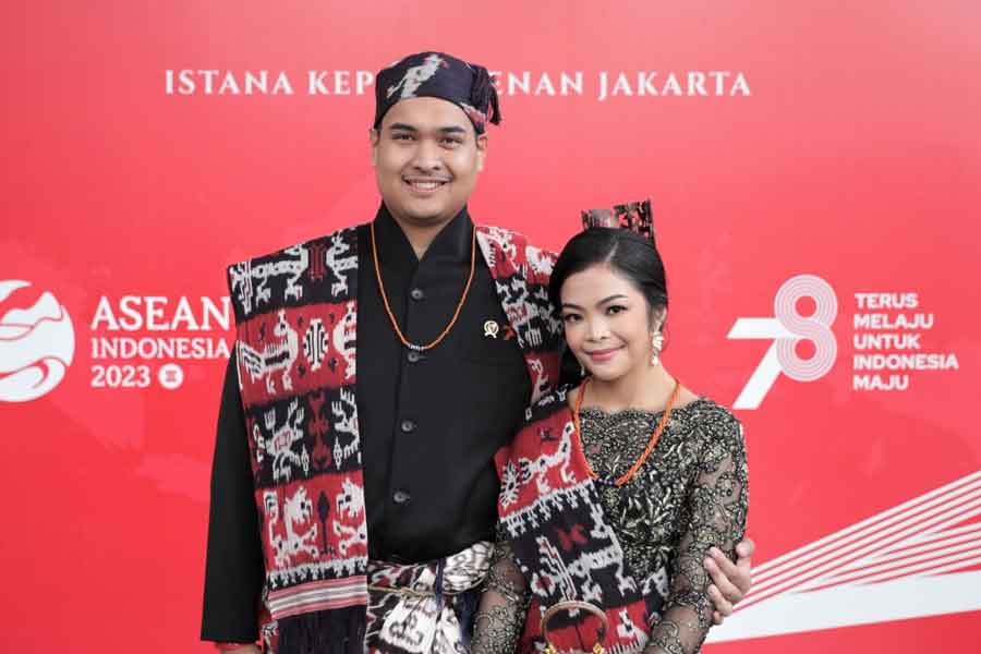 Menpora RI Dito Ariotedjo bersama istri, Niena Kirana Ario Bimo Nandito, saat menghadiri Upacara Detik-Detik Proklamasi Kemerdekaan Republik Indonesia (HUT ke-78 RI) di Istana Merdeka (foto: kemenpora.go.id)