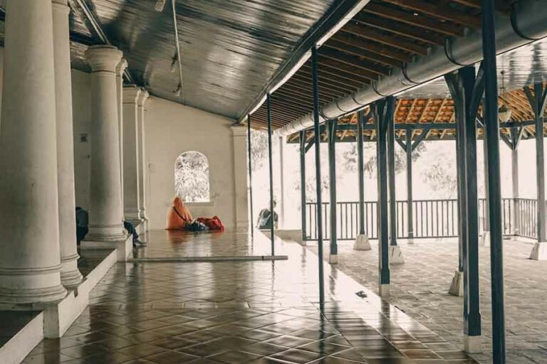 5 Destinasi Wisata Sejarah Pilihan di Cirebon yang Wajib Dikunjungi Wisatawan di Taman Sari Gua Sunyaragi (foto: Robbi, unsplash)