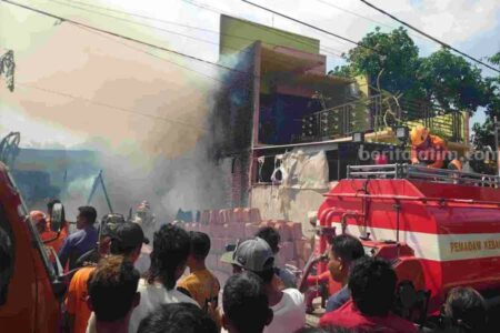 Kebakaran di sebuah bangunan di Kabupaten Bojonegoro, Jawa Timur (foto: dok beritajatim.com)