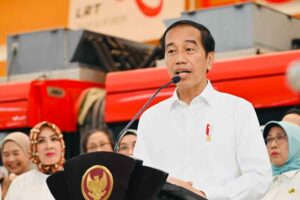Presiden Joko Widodo memberikan sambutan saat meresmikan Lintas Rel Terpadu (LRT) Jakarta-Bogor-Depok-Bekasi (Jabodebek) di Stasiun LRT Cawang, Jakarta