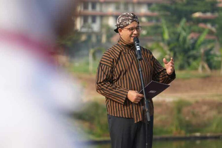 Anies Baswedan saat mengikuti Upacara Hari Kemerdekaan bersama warga