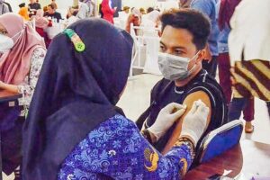 Giat vaksinasi INAVAC kepada masyarakat secara gratis di Gedung Manajemen Kampus MERR-C.
