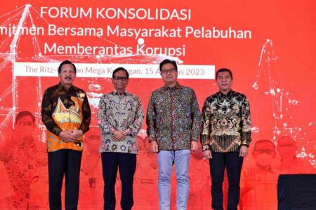 PT Pelabuhan Indonesia menginisiasi Forum Konsolidasi 'Komitmen Bersama Masyarakat Pelabuhan Memberantas Korupsi', sebagai upaya menciptakan transparansi dan akuntabilitas di lingkungan pelabuhan.
