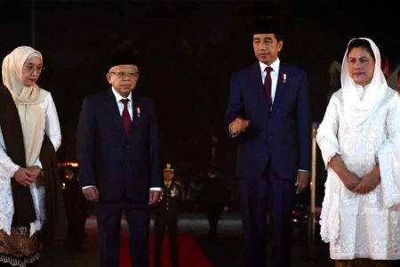 Presiden Jokowi saat memimpin apel kehormatan dan renungan suci di TMP Nasional Utama Kalibata, Jakarta (foto: BPMI Setpres)