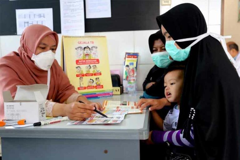 Tatalaksana pasien Covid-19 dan Tuberkulosis di Indonesia sebagian besar dilakukan di puskesmas. (foto: Dok OUCRU Indonesia)