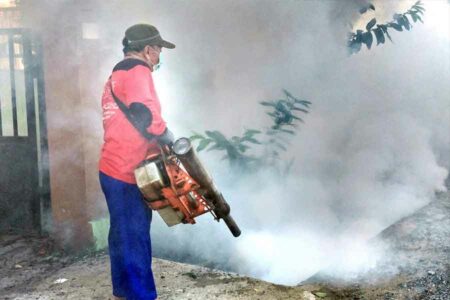 Ilustrasi pengusiran nyamuk demam berdarah dengan cara fogging di Kabupaten Banjar (foto: Dok Kominfo Banjar)