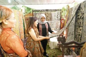 Pasar Batik Banyuwangi Warnai Gelaran Sendratari Meras Gandrung Bupati Banyuwangi Ipuk Fiestiandani saat mengunjungi Pasar Batik (foto: Dok Humas Pemkab Banyuwangi)